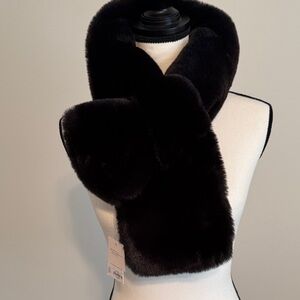 Elegant looking faux fur scarf